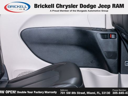 Used 2023 Chrysler Pacifica Touring-L FWD image 11