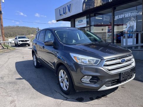 Used 2017 Ford Escape SE image 1