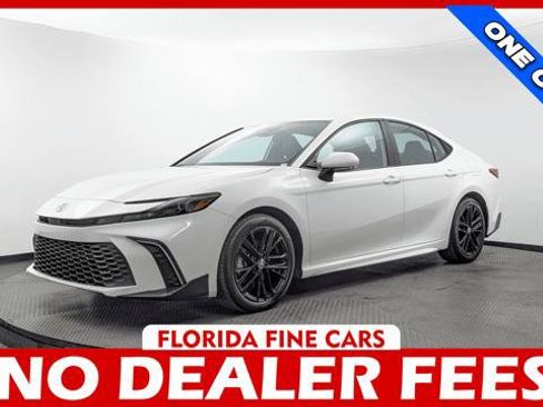 Used 2025 Toyota Camry SE FWD image 1