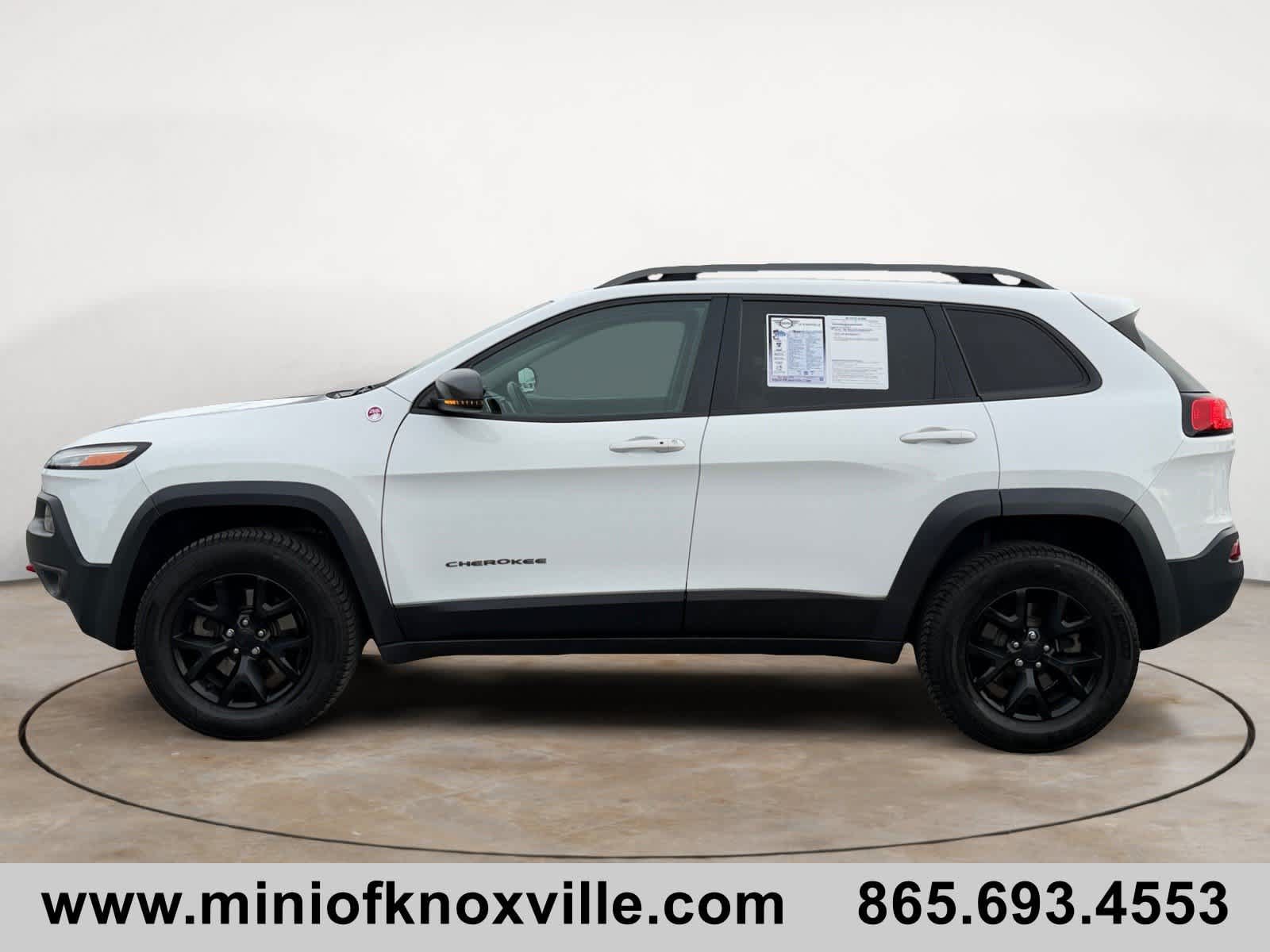 Used 2017 Jeep Cherokee Trailhawk AWD/4WD image 6