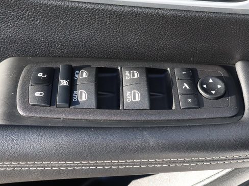 Used 2025 Chrysler Pacifica Limited image 14