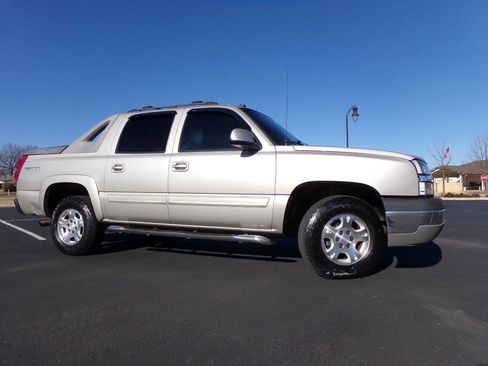 Used 2005 Chevrolet Avalanche Z71 w/ Sun And Sound Package image 4