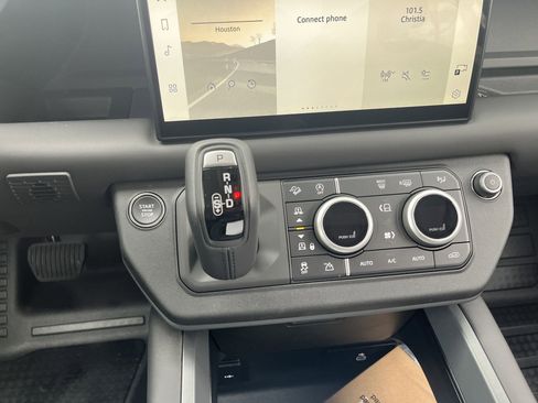 Used 2025 Land Rover Defender 110 S image 17