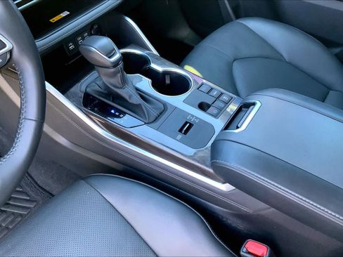 Used 2024 Toyota Highlander Platinum image 17