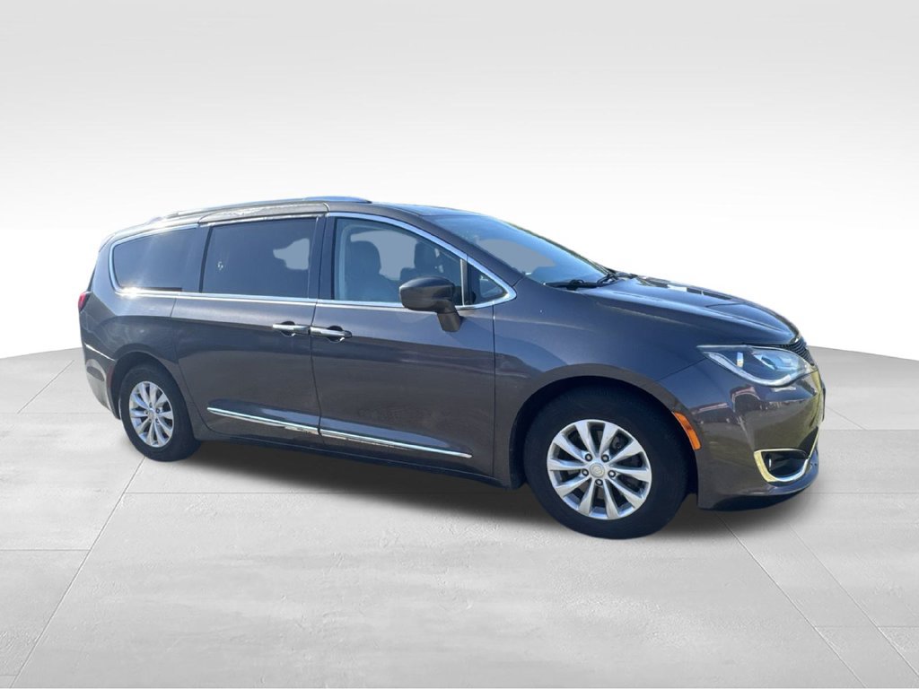 Used 2019 Chrysler Pacifica Touring-L FWD image 3