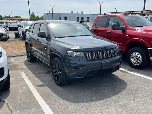 Used 2018 Jeep Grand Cherokee Altitude RWD image 1