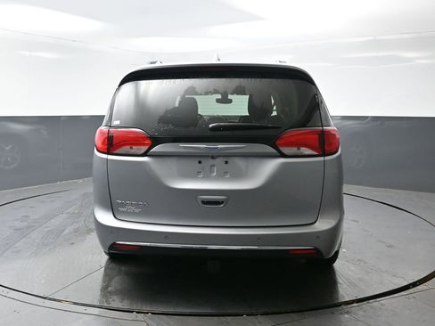 Used 2018 Chrysler Pacifica Touring-L w/ Tire & Wheel Group image 11