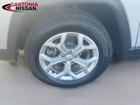 Used 2024 Jeep Compass Latitude image 38