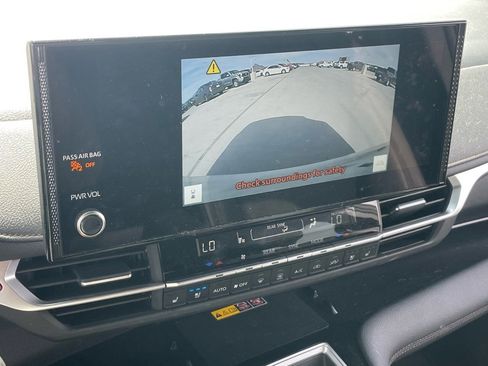 Used 2025 Toyota Sienna Limited image 7