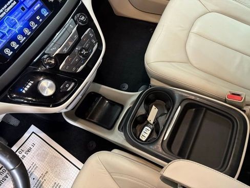 Used 2017 Chrysler Pacifica Touring-L w/ Tire & Wheel Group image 27