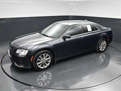Used 2017 Chrysler 300 Limited w/ Value Package AWD/4WD image 18