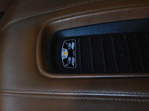 Used 2019 Cadillac Escalade ESV Luxury image 34