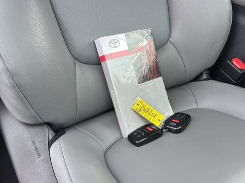 Used 2021 Toyota Sienna XLE image 17