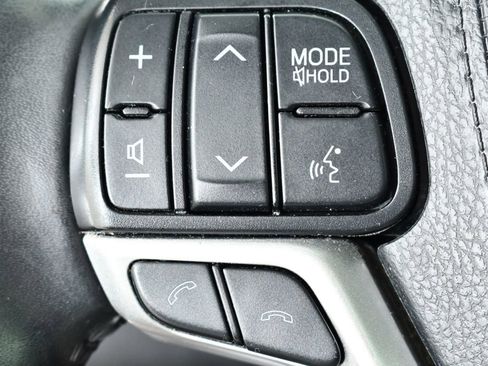 Used 2019 Toyota Highlander XLE AWD/4WD image 32