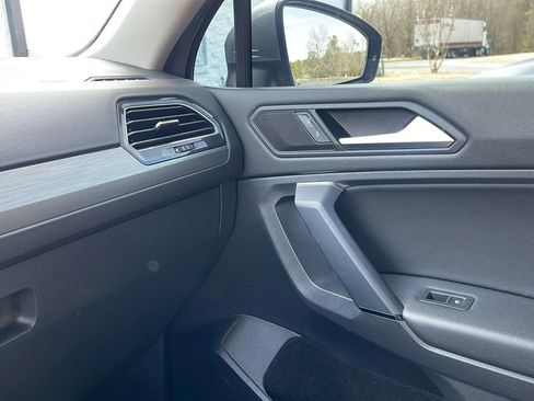 Used 2019 Volkswagen Tiguan SE image 17