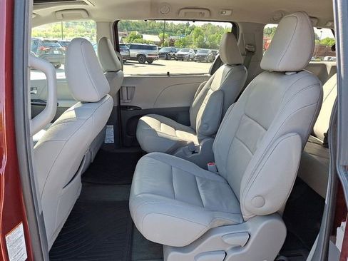 Used 2017 Toyota Sienna XLE w/ XLE Navigation Package AWD/4WD image 11