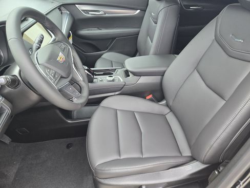 New 2025 Cadillac XT5 Luxury image 9