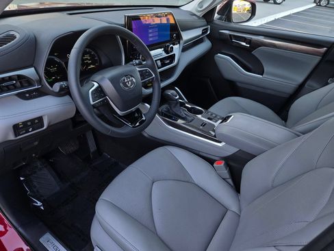 Certified 2026 Toyota Highlander Limited AWD/4WD image 8