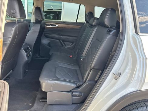 Used 2024 Volkswagen Atlas SE AWD/4WD image 12
