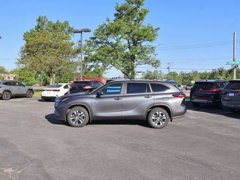 Used 2023 Toyota Highlander XLE AWD/4WD image 5