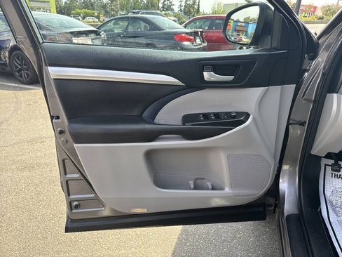 Used 2017 Toyota Highlander XLE AWD/4WD image 28