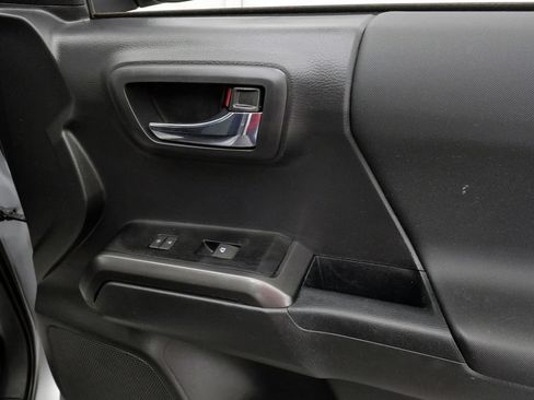 Used 2022 Toyota Tacoma TRD Off-Road w/ Technology Package AWD/4WD image 16