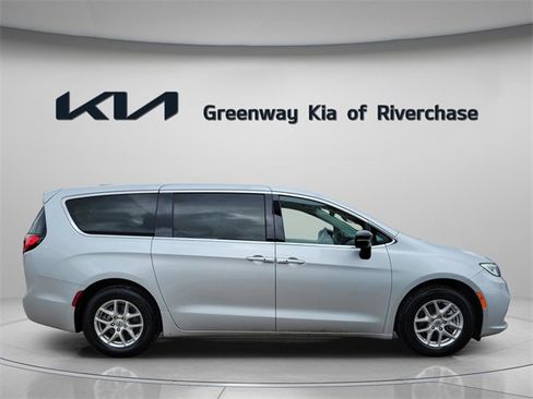 Used 2024 Chrysler Pacifica Touring-L image 4