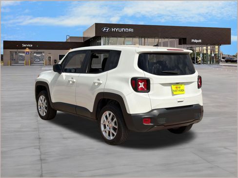 Used 2023 Jeep Renegade Latitude AWD/4WD image 3