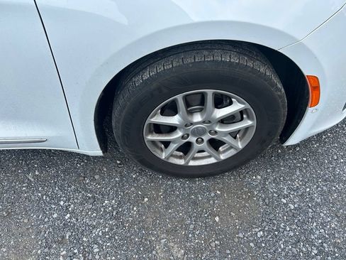 Used 2020 Chrysler Pacifica Touring-L w/ Advanced Safetytec Group FWD image 13