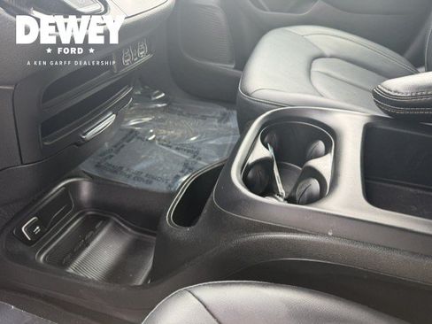Used 2025 Chrysler Pacifica Select FWD image 24