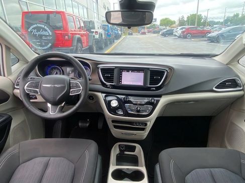 Used 2023 Chrysler Voyager LX FWD image 17