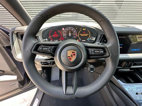 Used 2025 Porsche Cayenne image 19