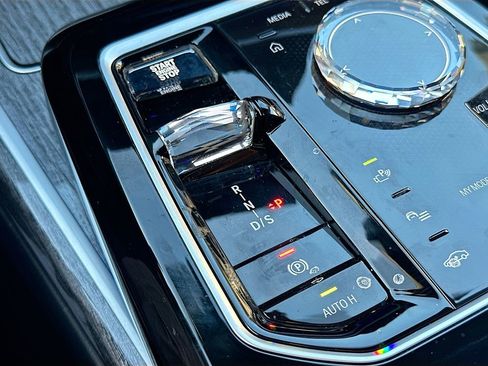 Used 2023 BMW 760i xDrive image 17