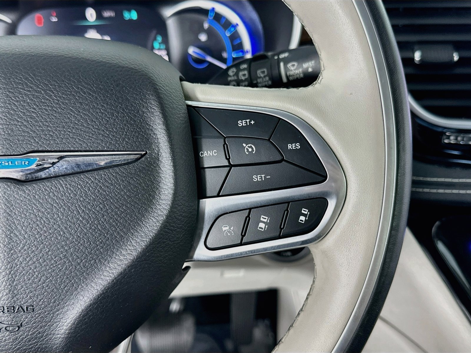 Used 2021 Chrysler Pacifica Limited w/ Premium & Safety Sphere Group FWD image 16