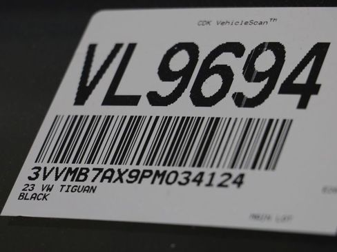 Used 2023 Volkswagen Tiguan SE w/ Panoramic Sunroof Package AWD/4WD image 24