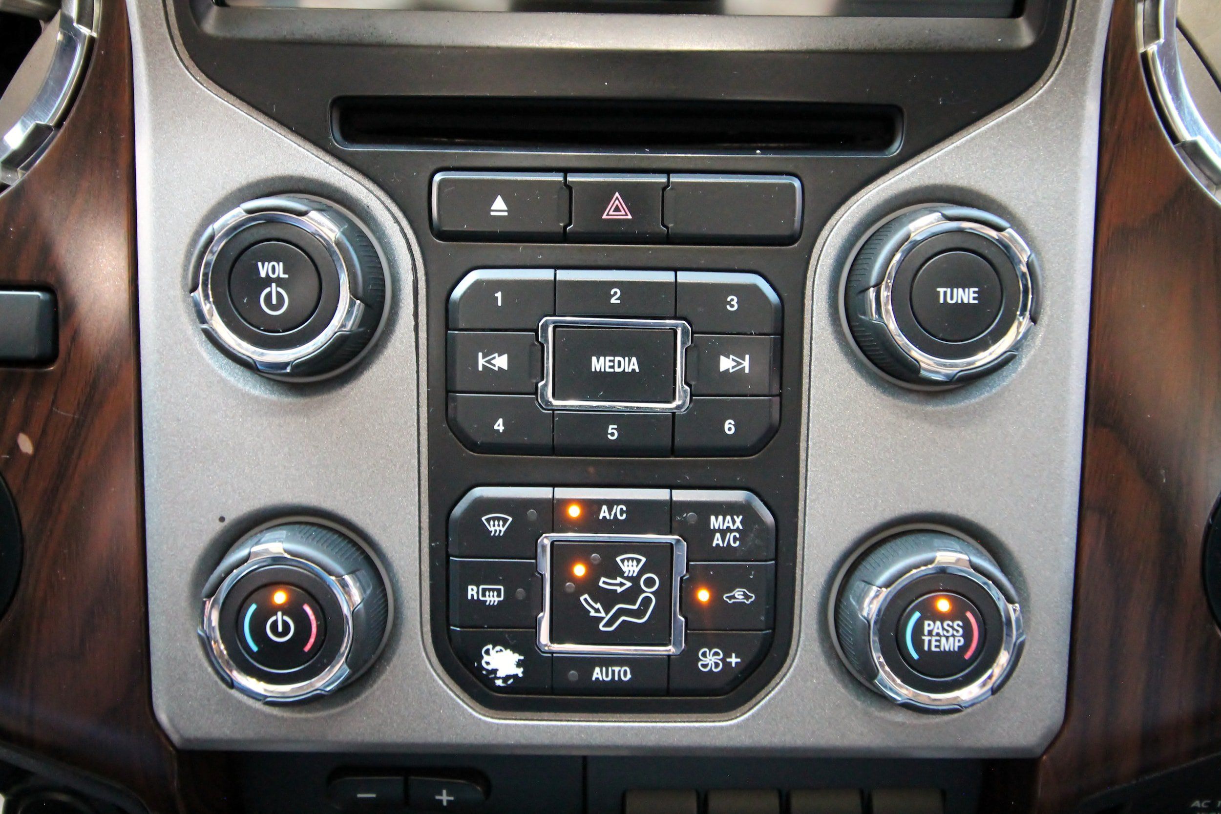 Used 2015 Ford F250 Lariat w/ Lariat Ultimate Package AWD/4WD image 31
