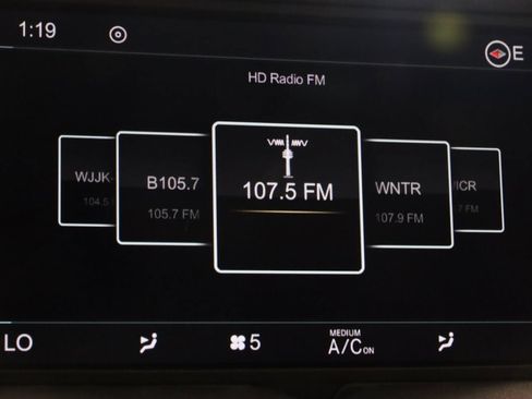 Used 2019 Aston Martin V8 Vantage Coupe image 25