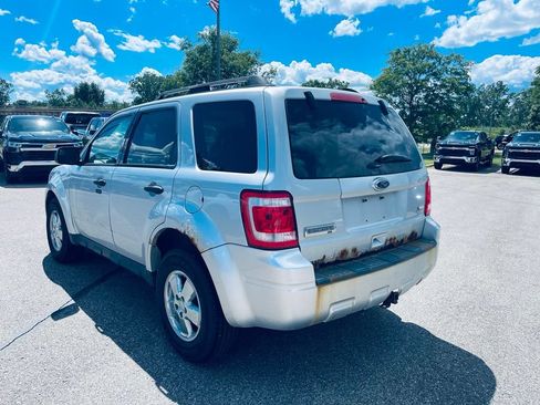 Used 2011 Ford Escape XLT w/ Class II Trailer Tow Pkg FWD image 3