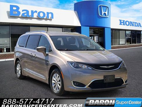 Used 2018 Chrysler Pacifica Touring-L FWD image 1