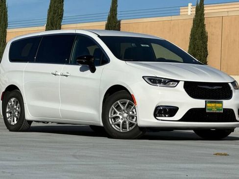 New 2026 Chrysler Pacifica Select image 2