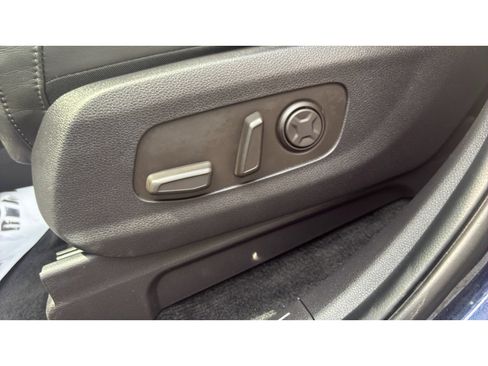 Used 2025 Kia Carnival FWD image 16
