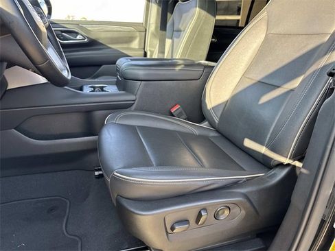 Used 2023 GMC Yukon XL SLT w/ SLT Premium Package image 19
