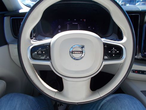 Used 2023 Volvo XC60 B5 Plus image 14