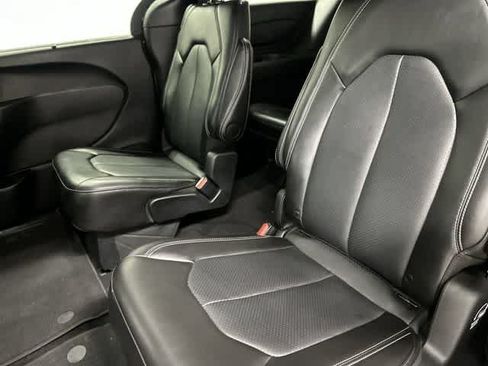 Used 2025 Chrysler Pacifica Select FWD image 11