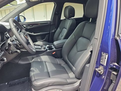 Certified 2026 Porsche Macan AWD/4WD image 5