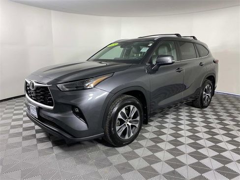 Used 2024 Toyota Highlander XLE image 4