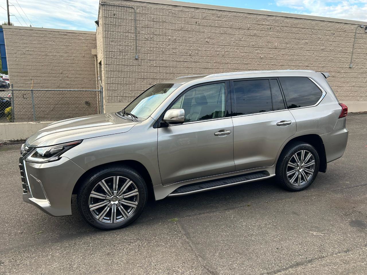 Used 2016 Lexus LX 570 4WD w/ Luxury Package image 8