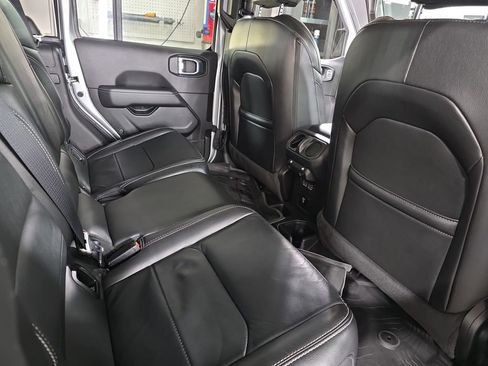 Used 2022 Jeep Gladiator Overland w/ Popular Equipment Package image 11