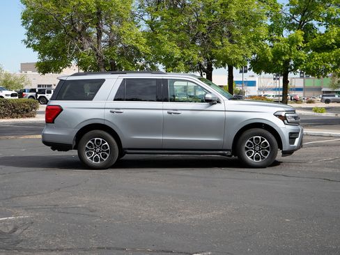 Used 2024 Ford Expedition XLT image 5