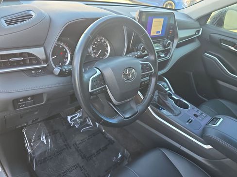 Used 2023 Toyota Highlander XLE image 24
